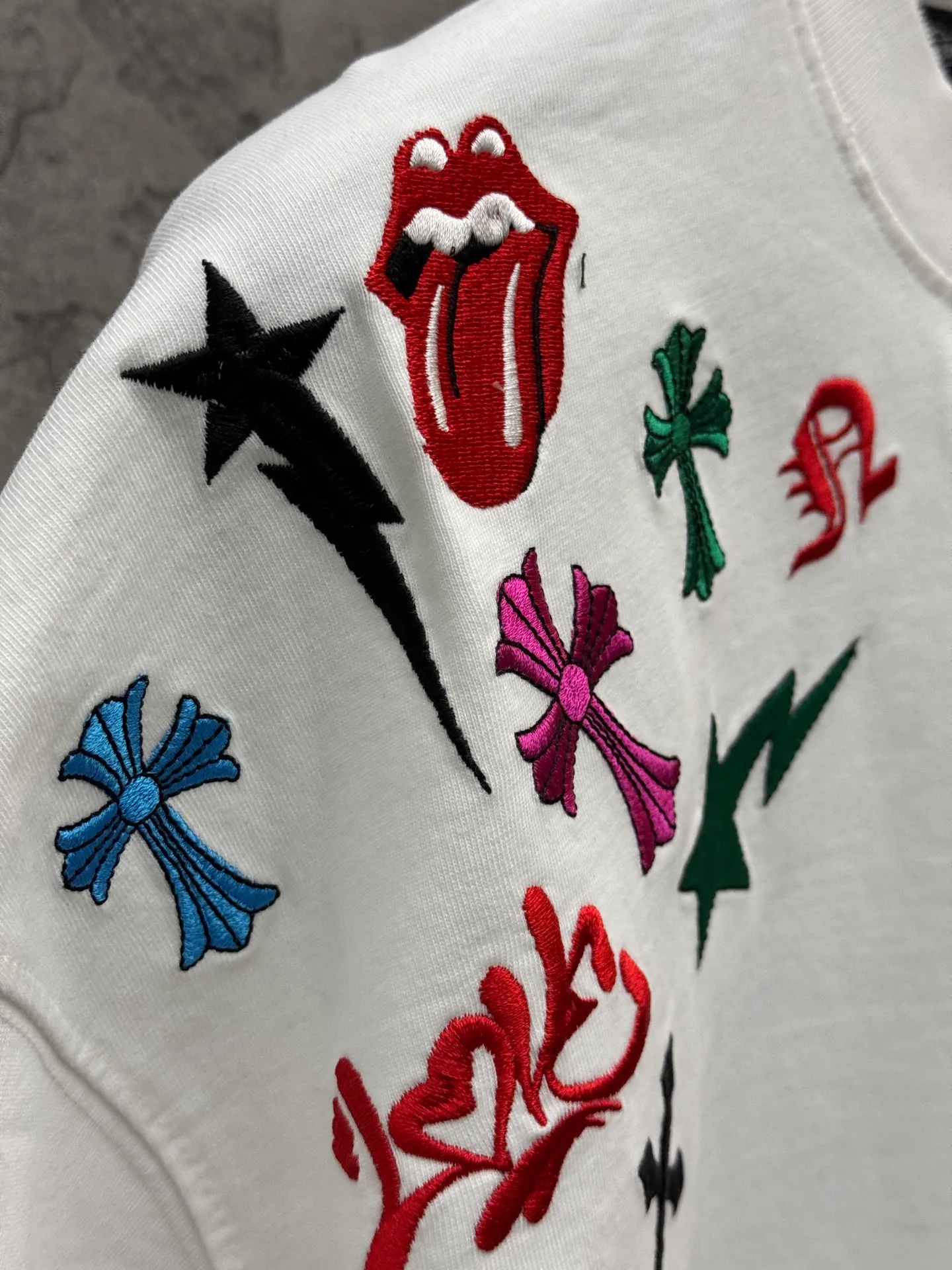 P240 top version, real shot without P, ​​different from market currency) 𝗖𝗵𝗿𝗼𝗺𝗲 𝗛𝗲𝗮𝗿𝘁𝘀/Cro Heart 2026 Spring New Original Single Counter American Color Thread Embroidery Couple Short Sleeves 👑The highest version! Customized fabric 320 grams, best-selling model at the counter, very comfortable to wear. Accessories: original molded and authenticated collar label ➕ 100% silk wash water label. Genuine purchase-grade original hangtag➕matching hanging rope➕3D hanging beads➕original packaging bag. Craftsmanship: The original version has consistent wiring! The highest version of the armhole matching technique! Color: White Black Size: S M L XL Style No.: 5211